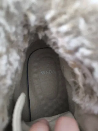 Botines charol y pelo beige