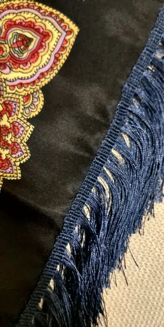 Sciarpa floreale stile russo blu scuro con frange