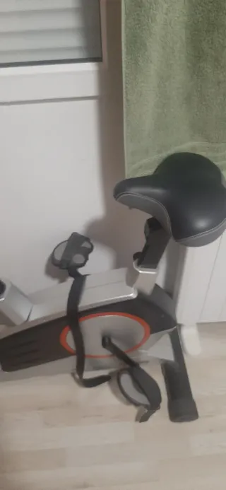 Bicicleta Estática Gris y Roja