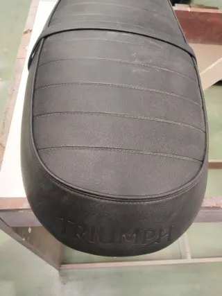 Asiento de moto negro