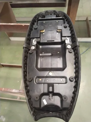 Asiento de moto negro