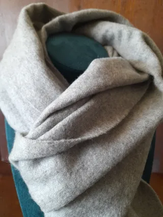 Sciarpona con frangia, color grigio piombo