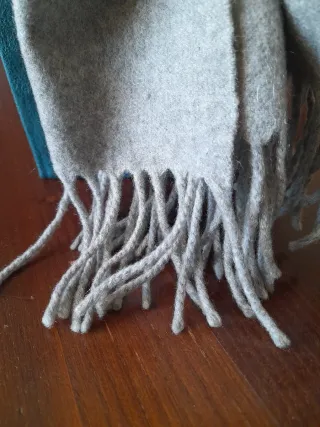 Sciarpona con frangia, color grigio piombo