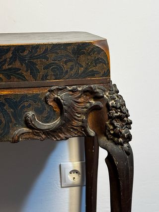 Mesa baúl antiguo artesanal con patas talladas