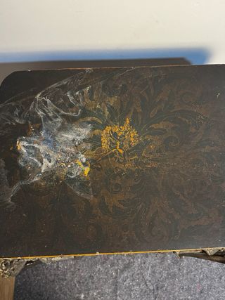 Mesa baúl antiguo artesanal con patas talladas