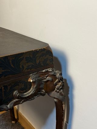 Mesa baúl antiguo artesanal con patas talladas