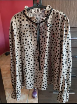 Blusa Beige con Estampado de Manchas Negras