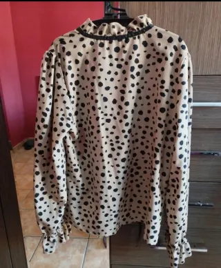 Blusa Beige con Estampado de Manchas Negras