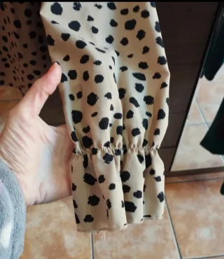 Blusa Beige con Estampado de Manchas Negras