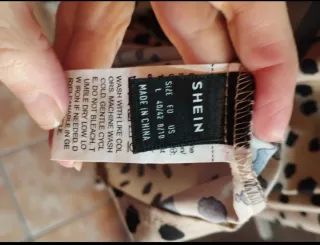 Blusa Beige con Estampado de Manchas Negras