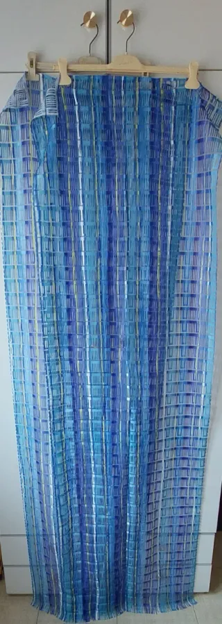 Tende a vetro colorate blu e verde acido