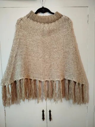 Poncho de punto beige con flecos