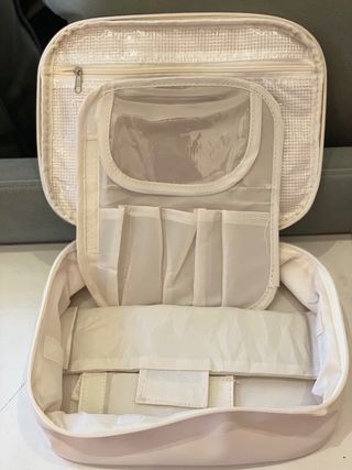 Neceser de maquillaje beige con varios compartimen