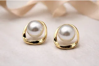 Pendientes  pequeños perla y dorados