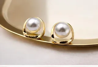 Pendientes  pequeños perla y dorados