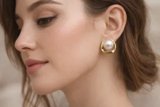 Pendientes  pequeños perla y dorados