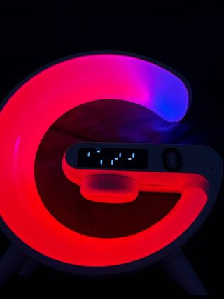 Altavoz con luz y reloj inalámbrico