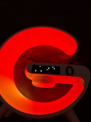 Altavoz con luz y reloj inalámbrico