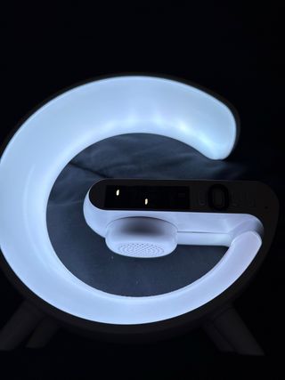 Altavoz con luz y reloj inalámbrico