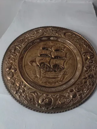 Plato decorativo dorado barco