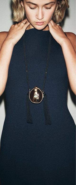 Vestido largo azul marino con volantes