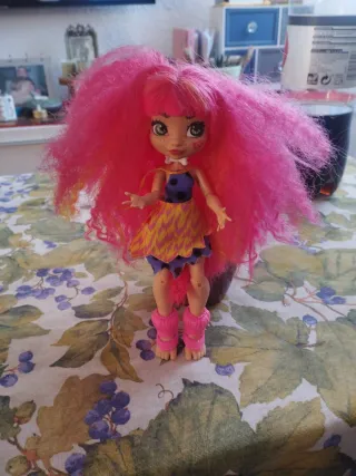 Muñeca de pelo rosa