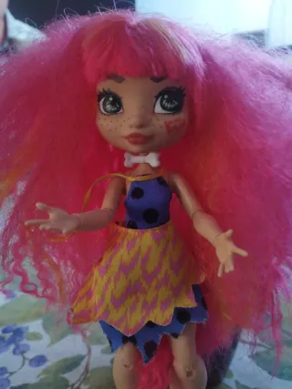 Muñeca de pelo rosa