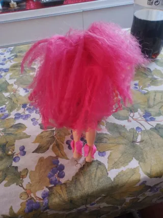 Muñeca de pelo rosa
