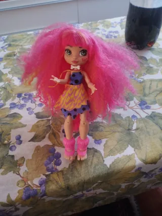 Muñeca de pelo rosa