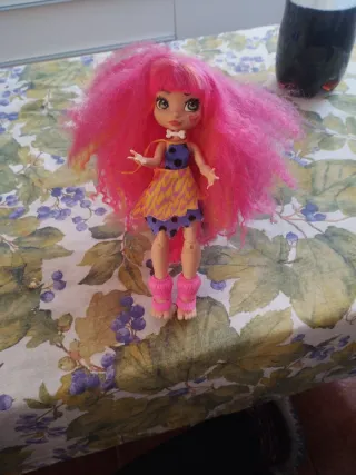 Muñeca de pelo rosa