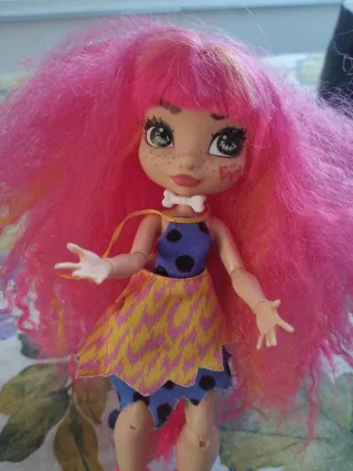 Muñeca de pelo rosa
