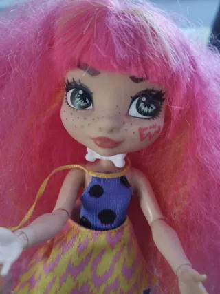 Muñeca de pelo rosa