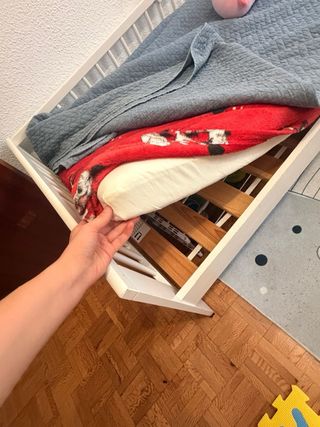 Cama infantil con colchón y sábanas