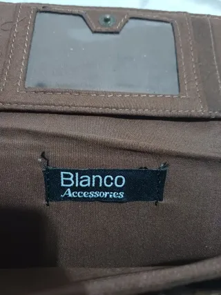 Cartera con estampado.