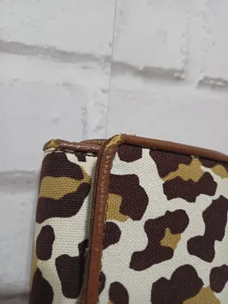 Cartera con estampado.