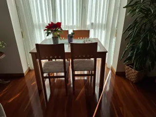 Mesa comedor madera y cristal con 4 sillas.