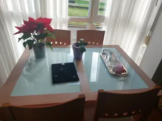 Mesa comedor madera y cristal con 4 sillas.