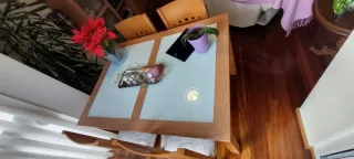 Mesa comedor madera y cristal con 4 sillas.