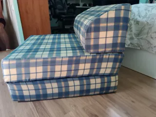 Sillón cama a cuadros azul y amarillo