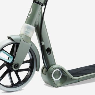 PATINETE JÚNIOR M900 VERDE CAQUI Y TOQUE AZUL CLARO