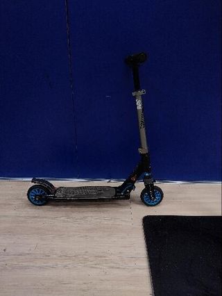 Patinete negro y azul