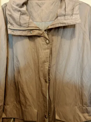 Chaqueta beige con cremallera