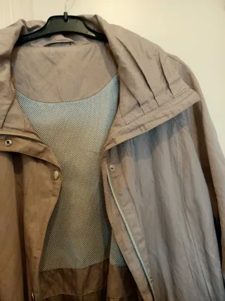 Chaqueta beige con cremallera