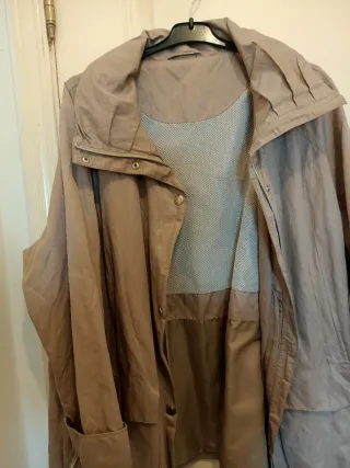 Chaqueta beige con cremallera