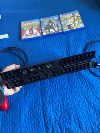 PS4 (PlayStation 4) con 2 controller e 3 giochi