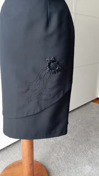 Falda vintage negra elegante.