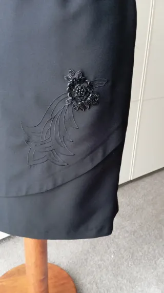 Falda vintage negra elegante.