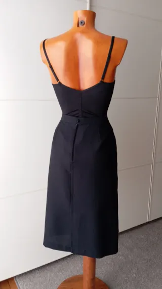 Falda vintage negra elegante.