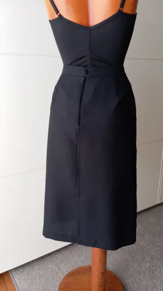 Falda vintage negra elegante.