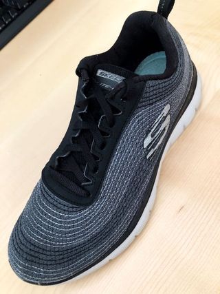 Zapatillas Skechers grises y negras